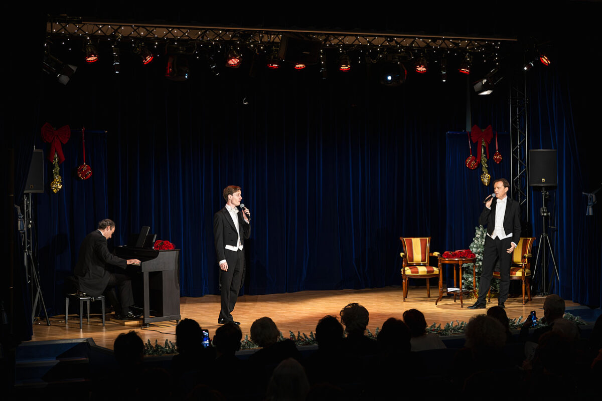 Illustration. CRSC, Paris. Soirée du Nouvel An des cours de langue russe de la Maison russe à Paris, par Oleg Weinstein (pianiste), Danil Mojaïev (acteur) et Oleg Pogoudine (artiste). 2025-12-12